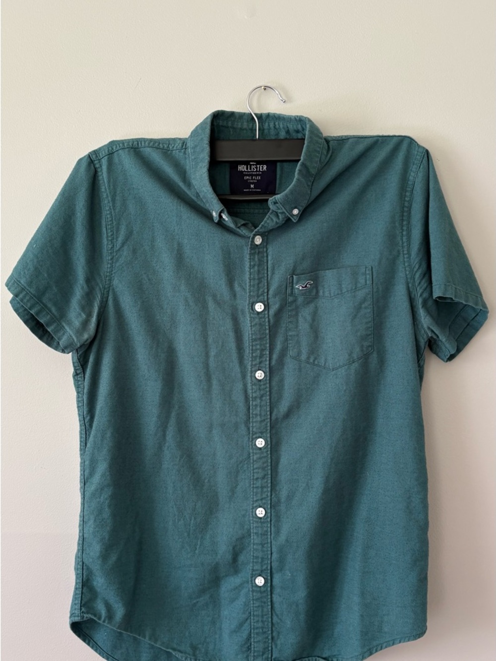 Hollister Men's Teal Short-Sleeve Button-Down Shirt with Chest Pocket